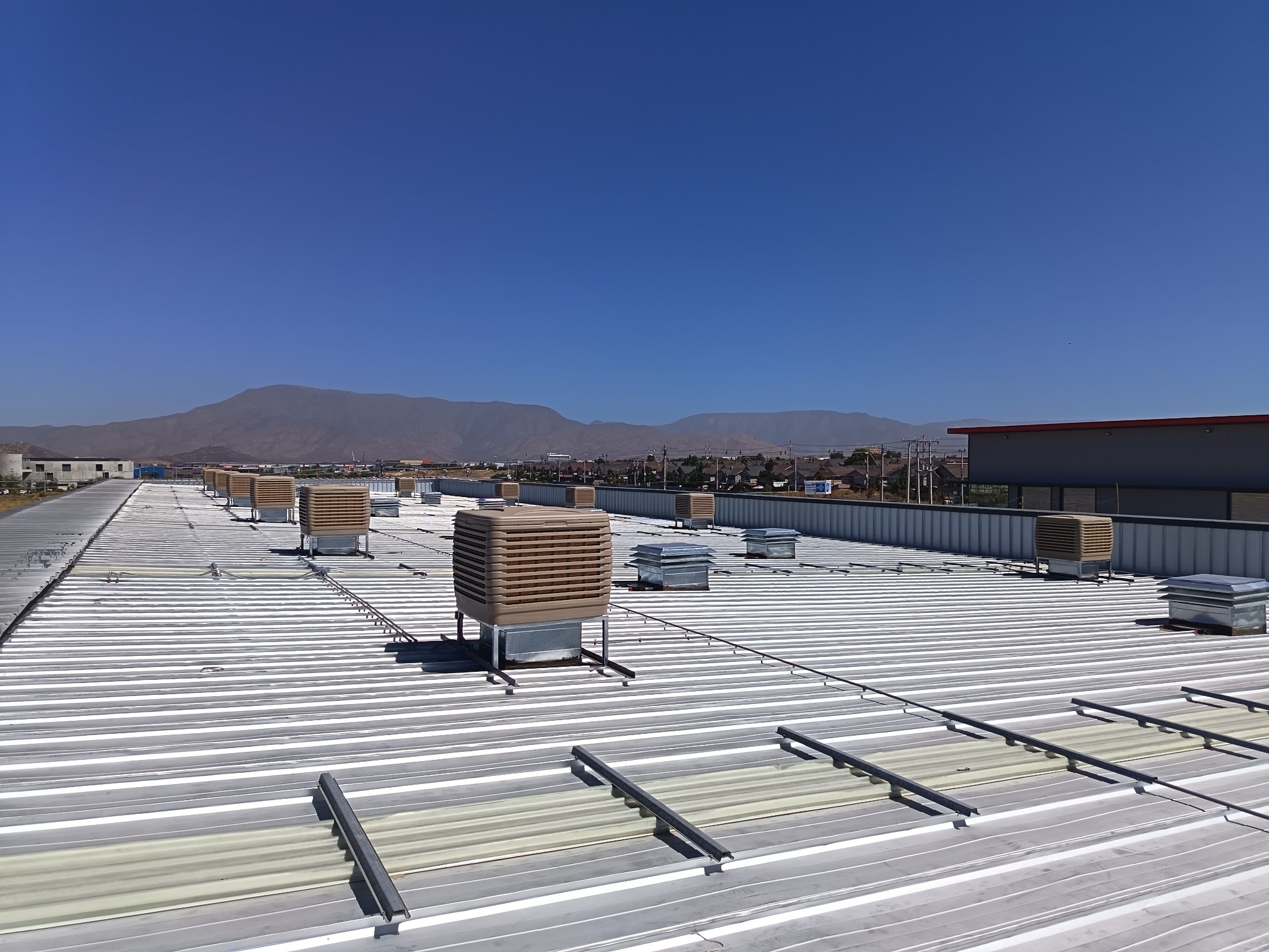 Equipos de climatización evaporativa BIOWIND instalados en una cubierta industrial
